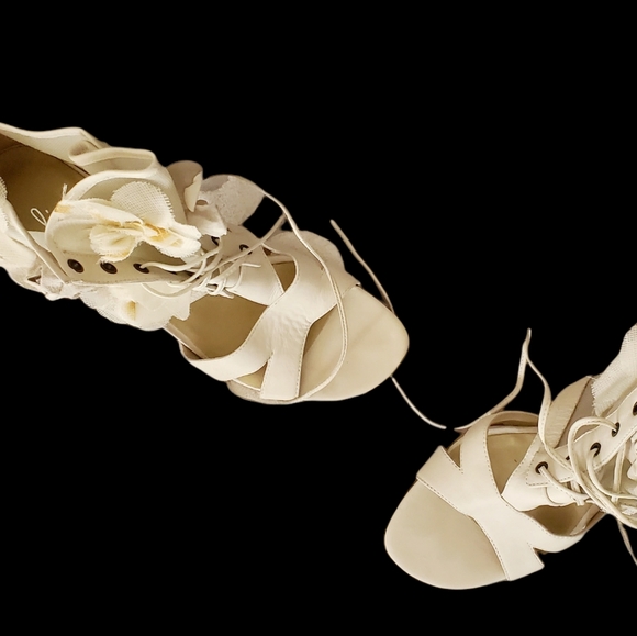 Donald j pliner. White high heels size 9 1/2M - Picture 5 of 11